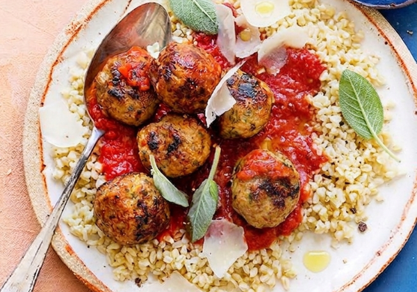 Meatball , piperade fumée et boulgour aux raisins secs