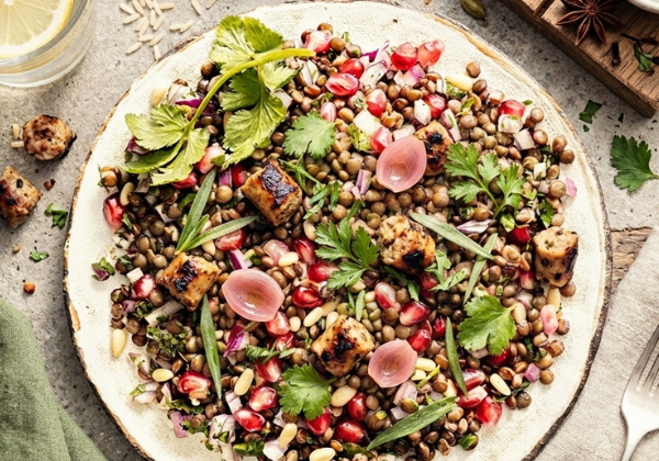 Salade de lentilles, saucisse et vinaigrette au miel, pickels et herbes