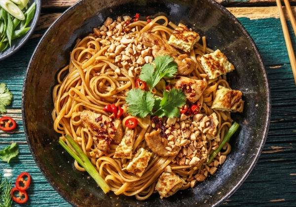 Pad Thai, oeuf au sésame et sauce asiatique au saté