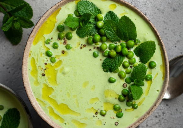 Soupe de petits pois, menthe, à l'huile d'olive vierge