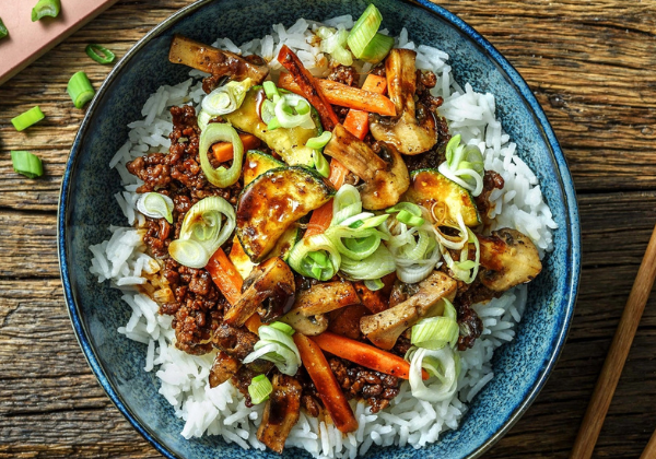 Poke bowl de boeuf mariné au sate, concombre en kimchi